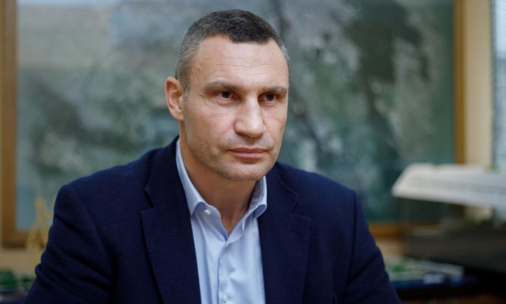 У Києві загрожує обвал будинку після обстрілу, тривають рятувальні роботи: заява Кличко