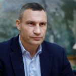 У Києві загрожує обвал будинку після обстрілу, тривають рятувальні роботи: заява Кличко