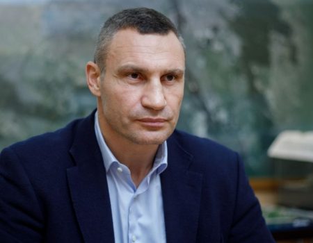 У Києві загрожує обвал будинку після обстрілу, тривають рятувальні роботи: заява Кличко