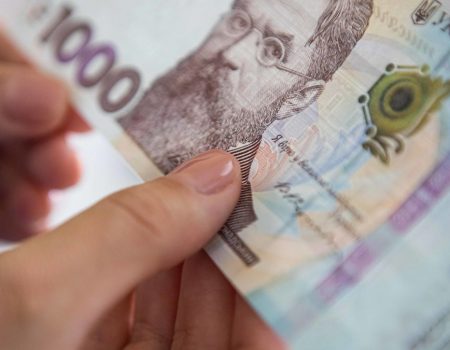 У Херсоні посадовиць підозрюють у розтраті 4 мільйонів на фіктивні премії