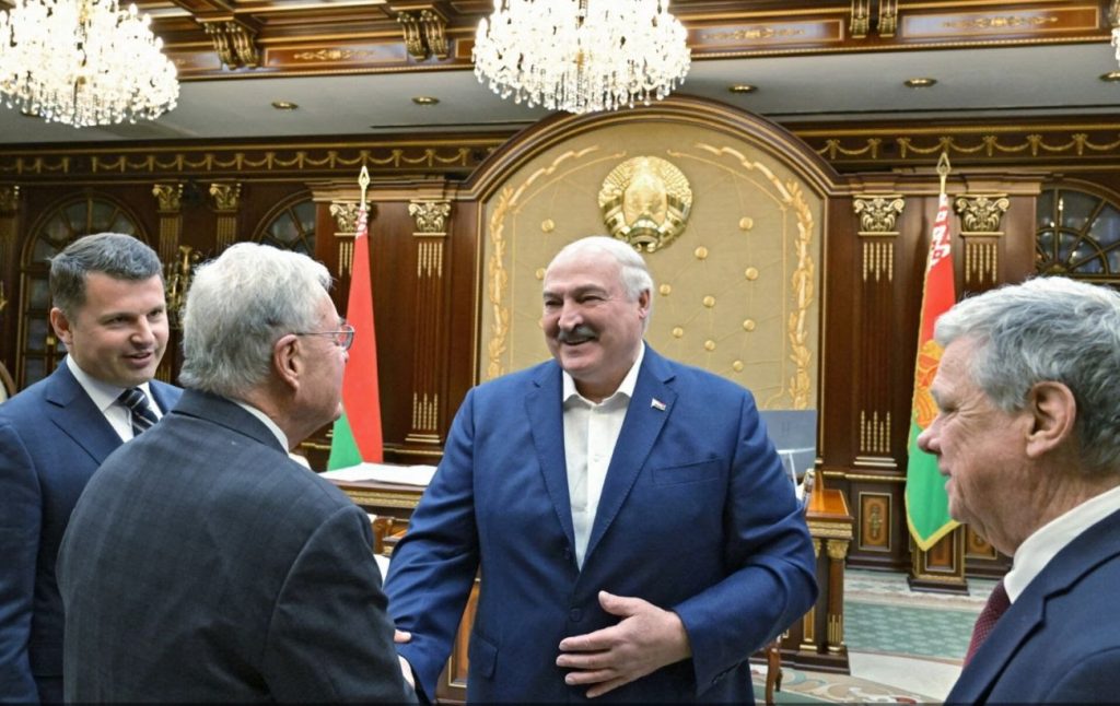 Лукашенко та Келлог зустрілися в Мінську: подробиці переговорів Лукашенко та Келлог зустрілися в Мінську: подробиці переговорів