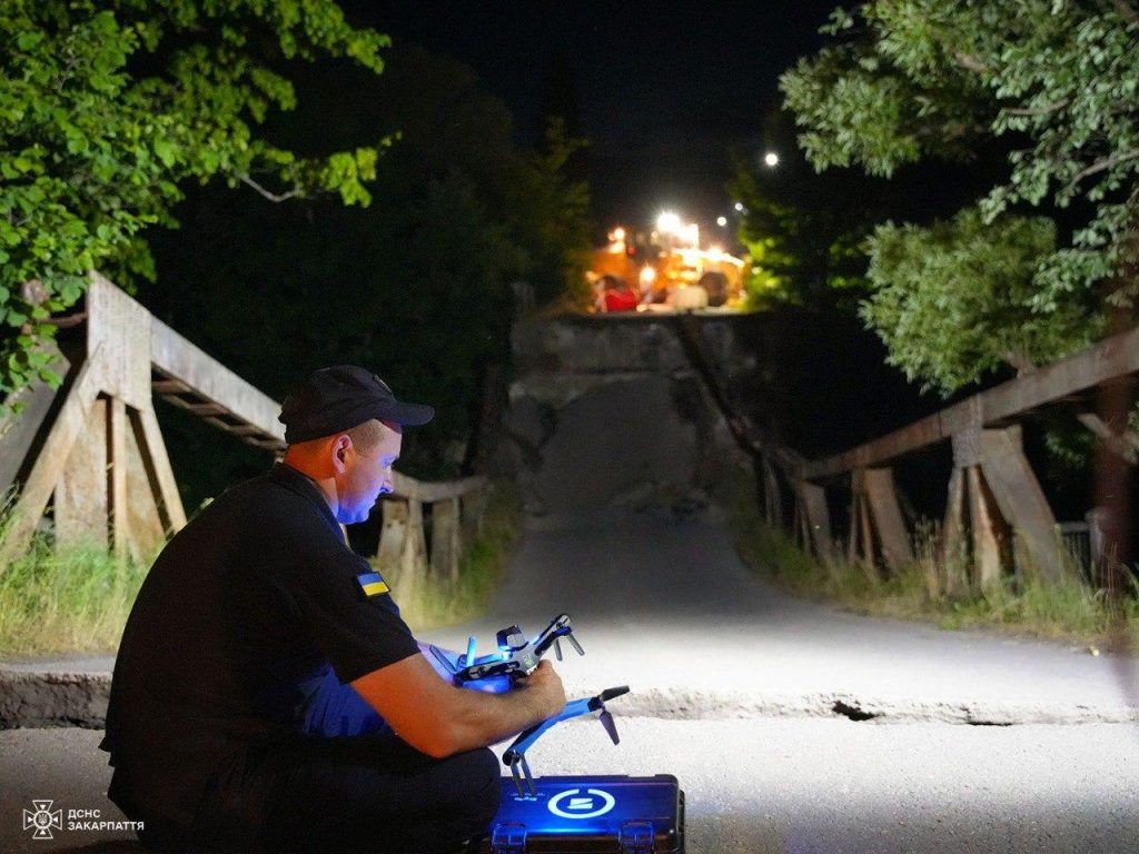 На Закарпатті обвалився міст на трасі державного значення