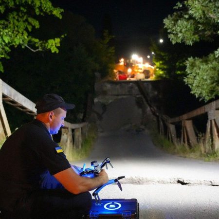 На Закарпатті обвалився міст на трасі державного значення
