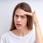 Почему чешется лицо и какие средства помогут