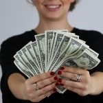 Доставать деньги вечером: стоит ли или нет