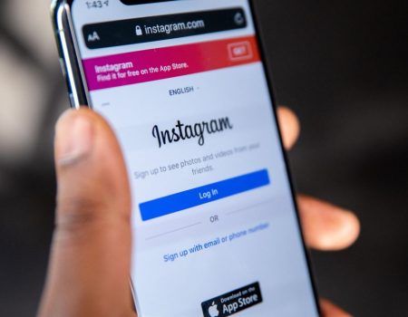 Instagram додає нові функції: зміна порядку постів і музика зі Spotify