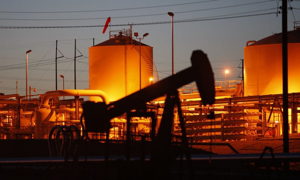 Європейський Союз знизив ліміт ціни на російську нафту, що спричинило зростання вартості енергоносіїв на міжнародних ринках, підвищуючи напругу на ринку нафти та створюючи нові економічні виклики.