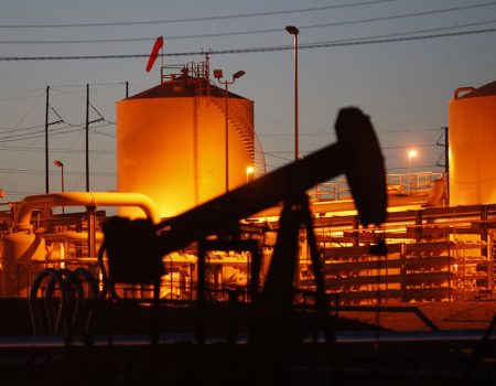 Європейський Союз знизив ліміт ціни на російську нафту, що спричинило зростання вартості енергоносіїв на міжнародних ринках, підвищуючи напругу на ринку нафти та створюючи нові економічні виклики.