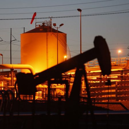 Європейський Союз знизив ліміт ціни на російську нафту, що спричинило зростання вартості енергоносіїв на міжнародних ринках, підвищуючи напругу на ринку нафти та створюючи нові економічні виклики.