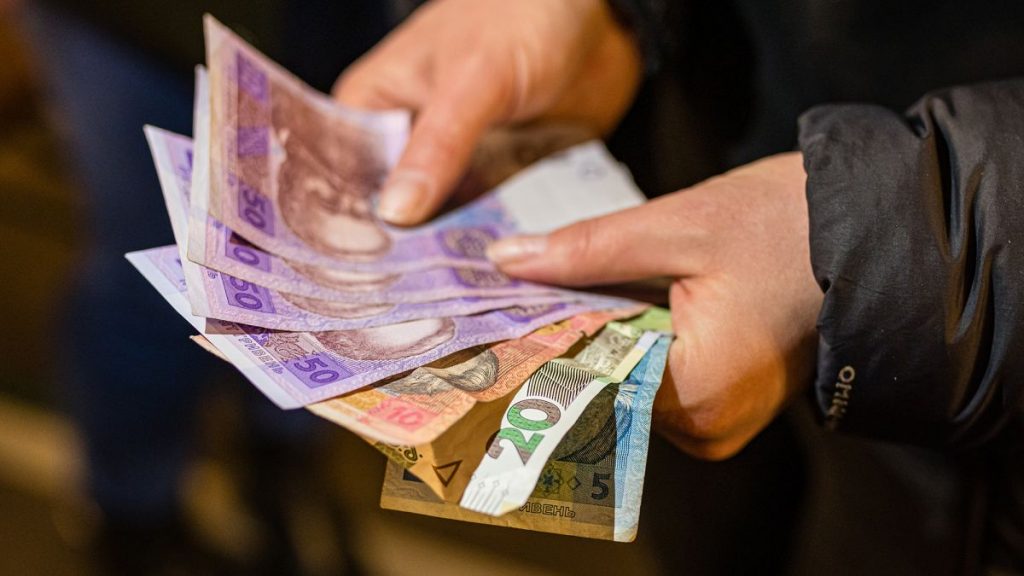 Середня заробітна плата в Україні: найвищі та найнижчі зарплати по регіонах