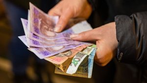 Середня заробітна плата в Україні: найвищі та найнижчі зарплати по регіонах