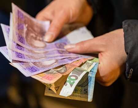 Середня заробітна плата в Україні: найвищі та найнижчі зарплати по регіонах