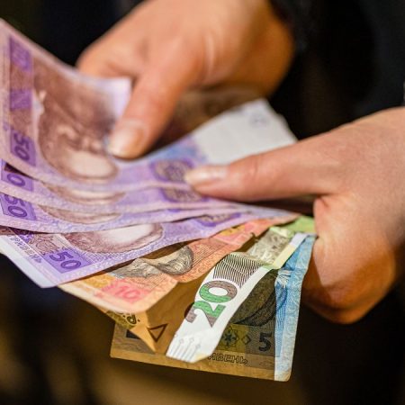 Середня заробітна плата в Україні: найвищі та найнижчі зарплати по регіонах