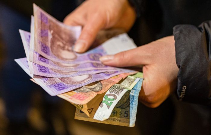Середня заробітна плата в Україні: найвищі та найнижчі зарплати по регіонах