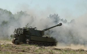 США погодили нові поставки зброї для України: ППО і САУ M109