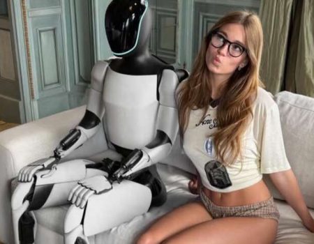 Ілон Маск залучив модель OnlyFans для реклами робота Tesla Optimus