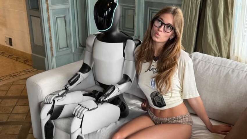 Ілон Маск залучив модель OnlyFans для реклами робота Tesla Optimus