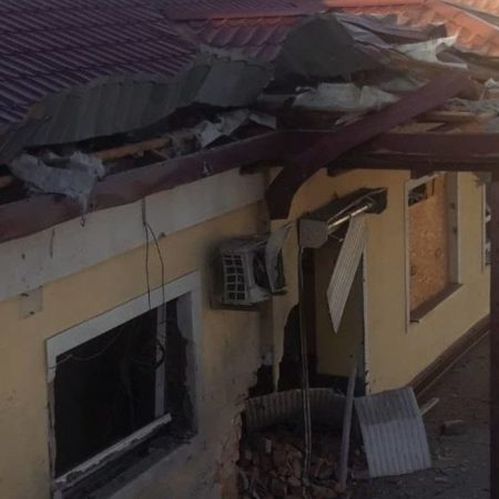 Російські війська знову обстріляли вокзал у Херсоні: пошкоджено багажне відділення