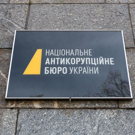 Виявлено схему незаконного виїзду чоловіків за кордон через судові рішення