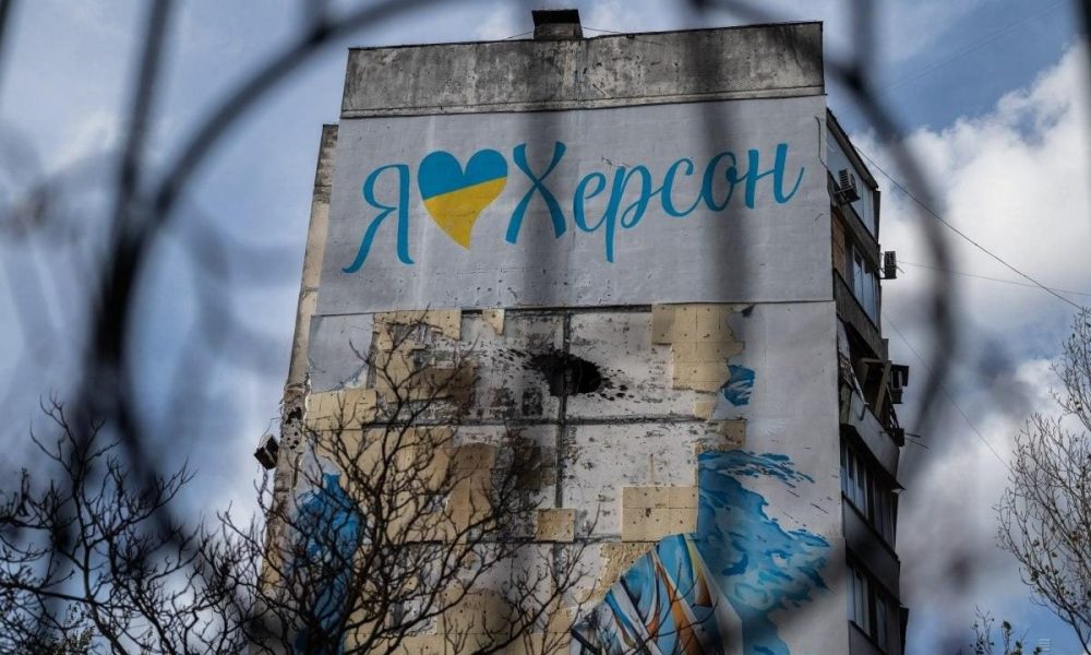 Обстрелы оставили жителей херсонского района без моста и условий для жизни