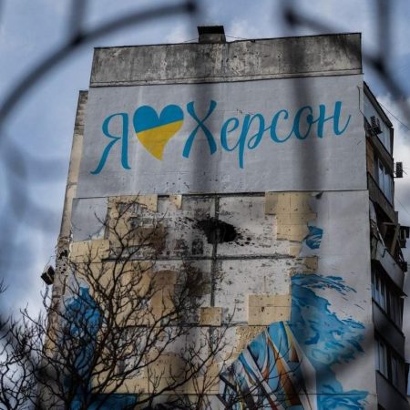 Обстрелы оставили жителей херсонского района без моста и условий для жизни