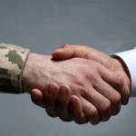 Забронированные работники могут выезжать за границу: что нужно для выезда