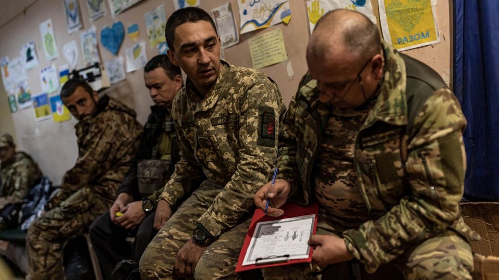 Україна може впровадити мобільні ТЦК у серпні: що це означає В Україні планують запровадити мобільні ТЦК, що дозволить ефективно працювати з військовозобов'язаними та забезпечувати їх підтримку, а також забезпечить мобільність у разі ракетних обстрілів.