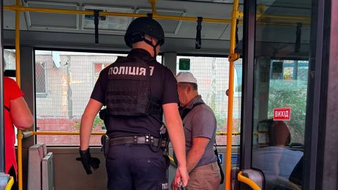 У Херсоні дрон РФ влучив у автобус: є загиблі та поранені