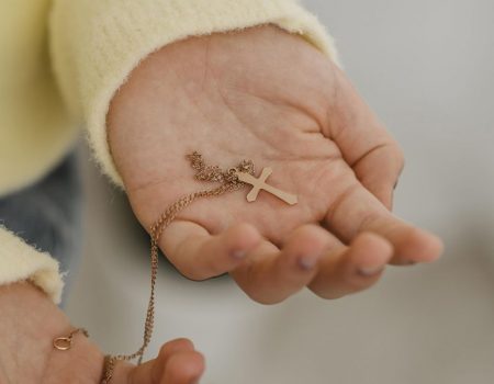 Что значит упавший крестик: приметы и как реагировать