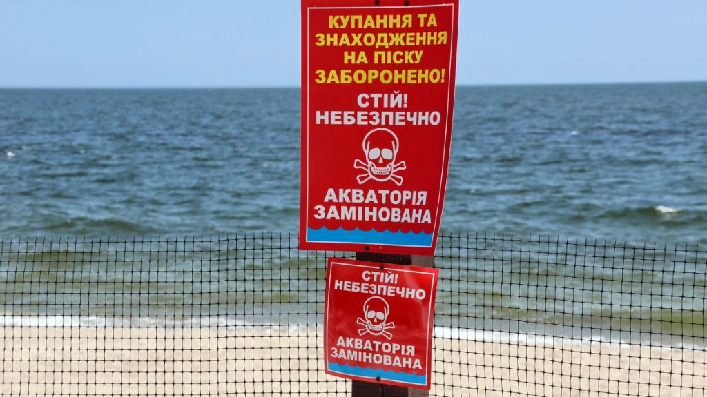 Три людини загинули від вибуху міни на пляжі Одещини Три людини загинули від вибуху міни на пляжі Одещини
