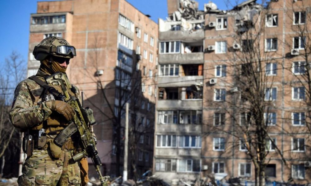 В Херсоне сотни людей могут оказаться в ловушке после разрушения моста