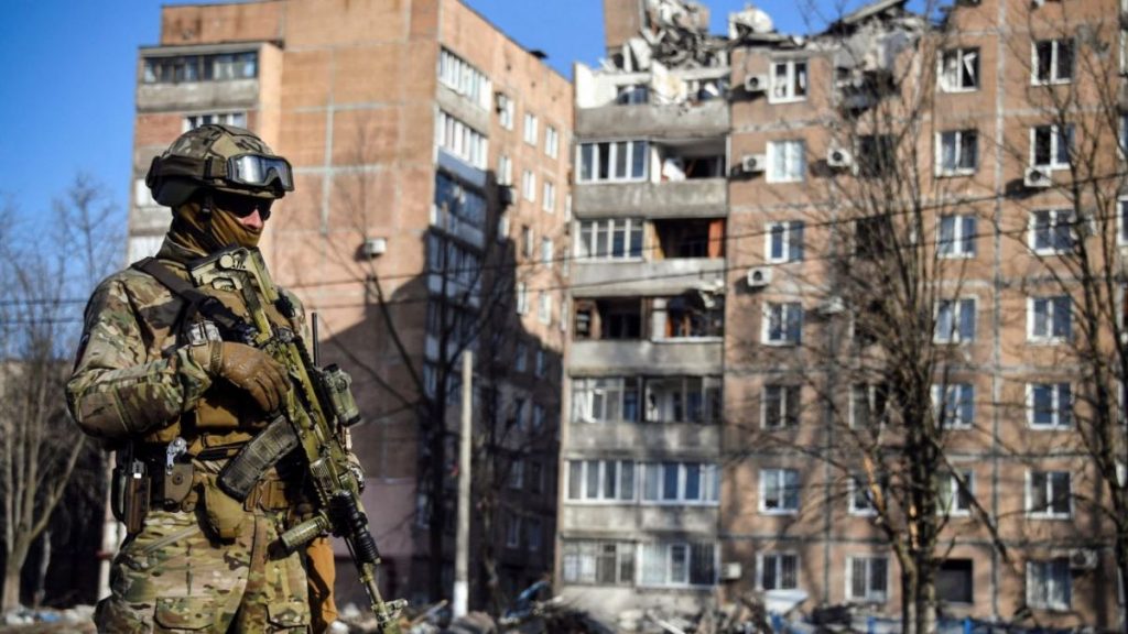 В Херсоне сотни людей могут оказаться в ловушке после разрушения моста