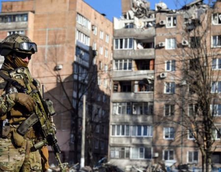 В Херсоне сотни людей могут оказаться в ловушке после разрушения моста
