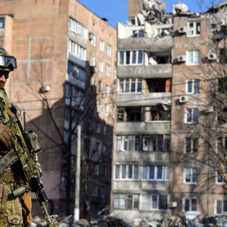 В Херсоне сотни людей могут оказаться в ловушке после разрушения моста