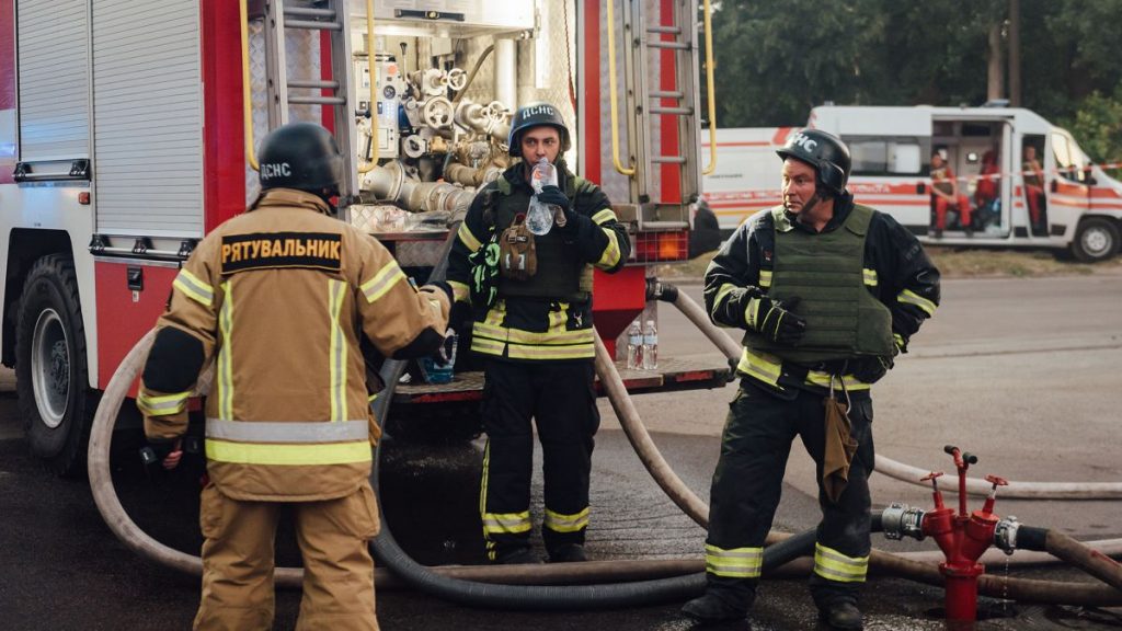 Пожежі на Херсонщині: рятувальники борються з вогнем в екосистемах Пожежі на Херсонщині: рятувальники борються з вогнем в екосистемах