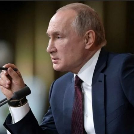 Путин предложил провести встречу с Зеленским в Москве, но усомнился в её смысле