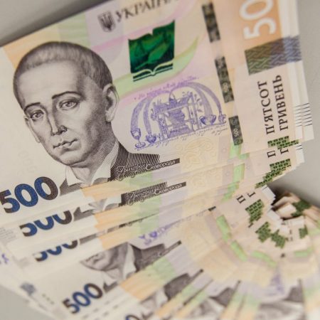 Средняя зарплата украинцев в долларах: как изменился доход с 1991 по 2025 год