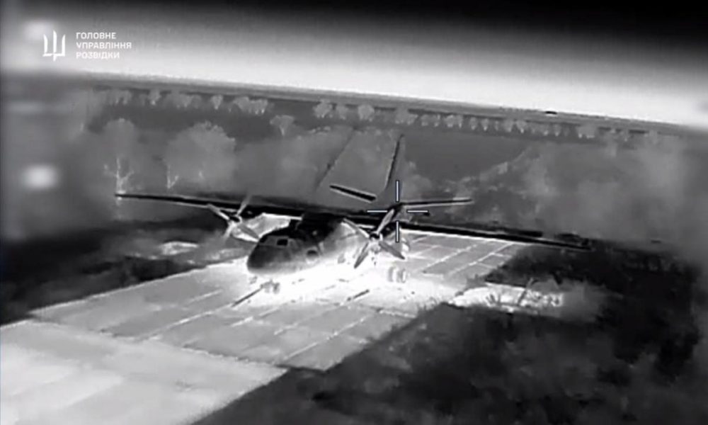 В ГУР Украины показали уничтожение российских самолетов АН-26 и РЛС в Крыму