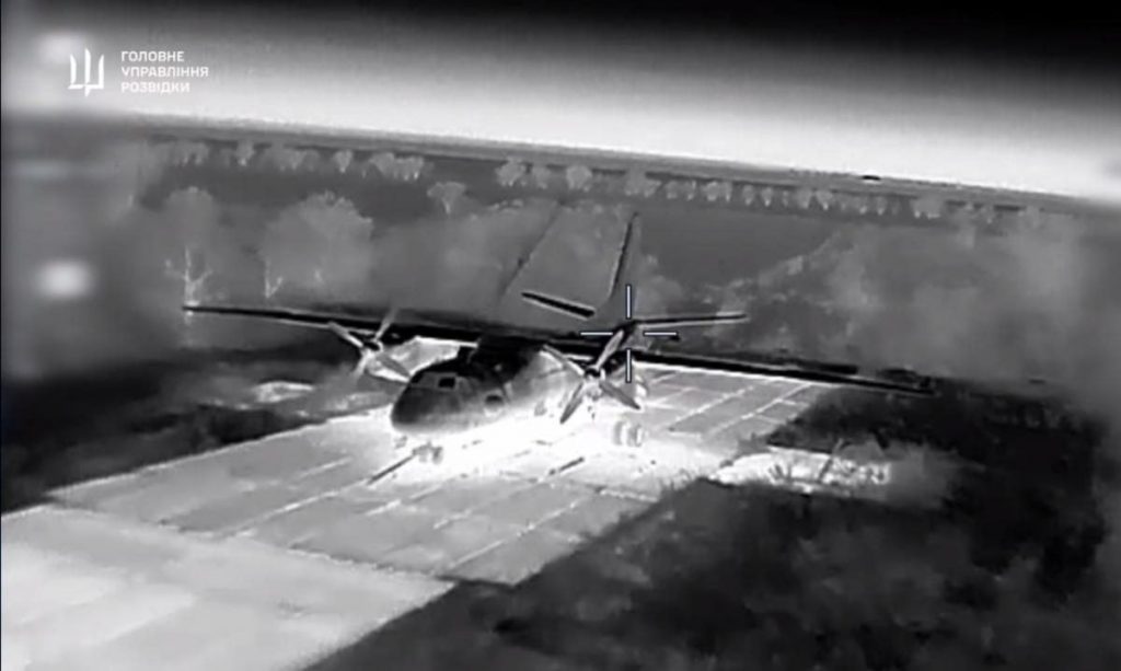 В ГУР Украины показали уничтожение российских самолетов АН-26 и РЛС в Крыму В ГУР Украины показали уничтожение российских самолетов АН-26 и РЛС в Крыму