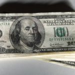 Доллар падает на фоне угрозы шатдауна и судебных процессов в США