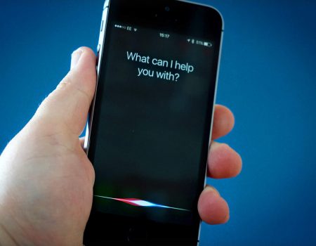 Скандал с Siri: Apple подозревают в прослушке пользователей и передаче данных третьим лицам