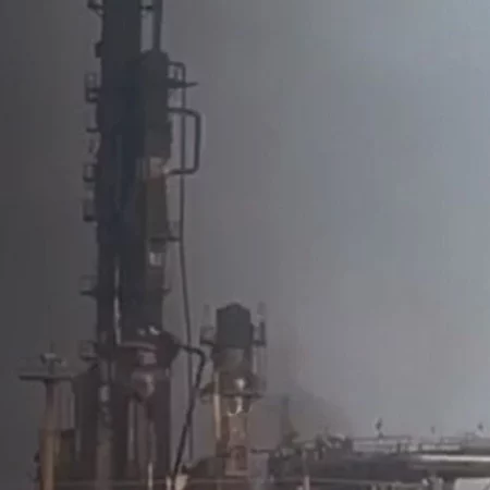 Украина атаковала крупнейший газоперерабатывающий завод и нефтеперегонную станцию России