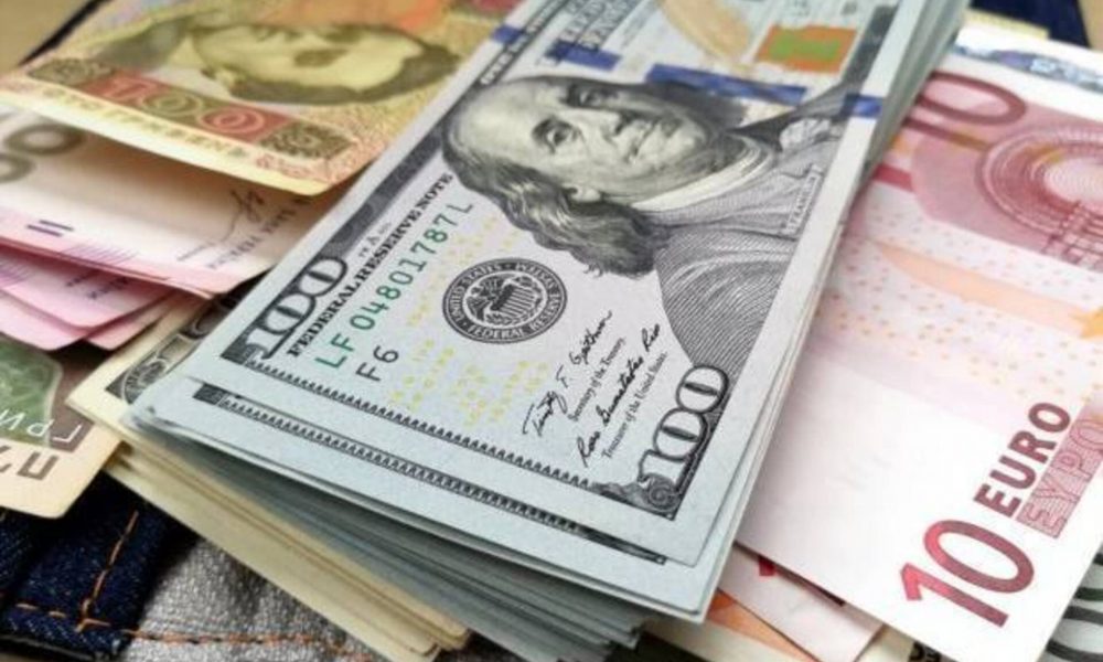 Доллар и евро продолжают расти: какой курс валют в начале недели