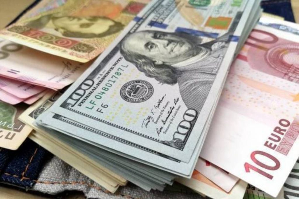 Доллар и евро продолжают расти: какой курс валют в начале недели Доллар и евро продолжают расти: какой курс валют в начале недели
