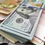 Доллар и евро продолжают расти: какой курс валют в начале недели