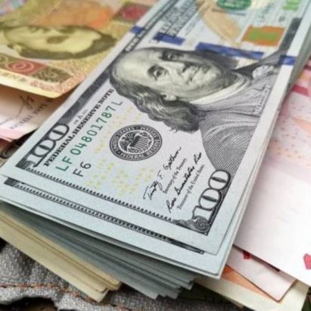 Доллар и евро продолжают расти: какой курс валют в начале недели