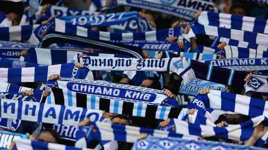 "Динамо" и "Карпаты" заплатят штрафы за некорректное поведение фанатов: что известно