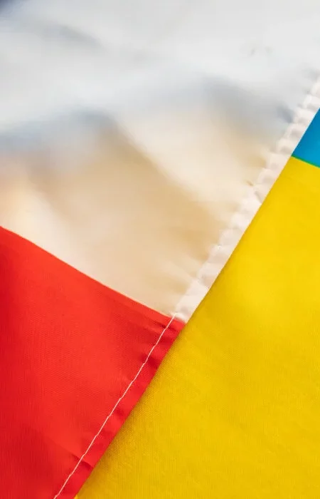 Статус UKR в Польше и выезд за границу: на сколько можно уехать, чтобы не лишиться льгот