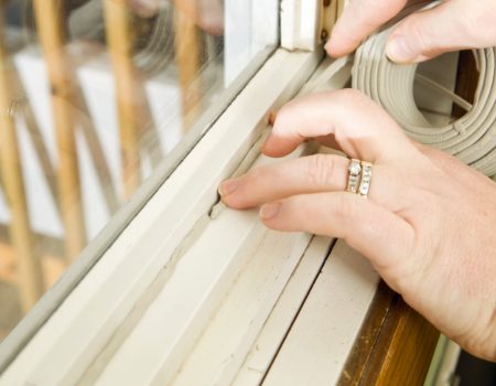 Всё тепло останется в доме: как утеплить окна за копейки