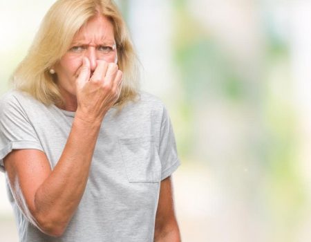 Запах мокрого подвала в квартире? Как распознать плесень и защитить свое здоровье